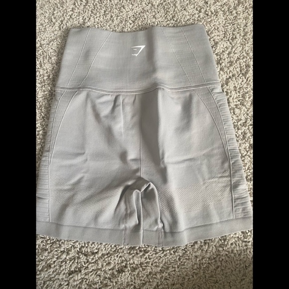 Gymshark Energy Seamless Shorts - Light Grey - Picture 3 of 4